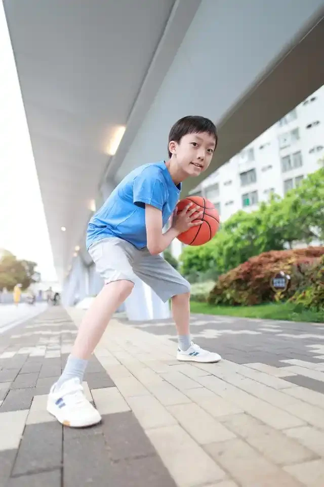 篮球基础训练动作儿童图片